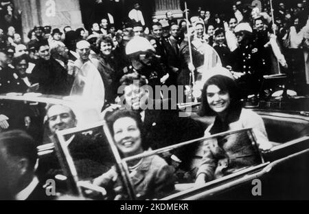 John F. Kennedy Motorcade, Dallas, Texas, 22. November 1963 – King, Victor Hugo, Fotograf. Stockfoto