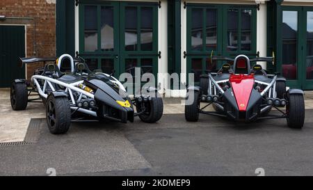 2 Ariel Atom Rennwagen werden auf der Scary Cars Assembly ausgestellt, die am 30. Oktober 2022 im Bicester Heritage Centre stattfindet. Stockfoto