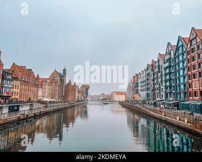 Panorama der Altstadt und Neubauten auf der Insel Olowianka in Danzig. Motlawa Kanal mit Schiffen. Polen Stockfoto