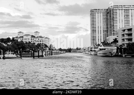 Aventura, Miami, Florida, USA - 6. November 2022: Aventura Landschaft in schwarz-weiß vom Waterway mit Wolkenkratzer, Wasserkanal, Booten und Himmel Stockfoto