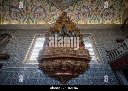 Pfeifenorgel der Kapelle des Heiligen Michaels (Capela de Sao Miguel) im Hof der Universität von Coimbra - Coimbra, Portugal Stockfoto