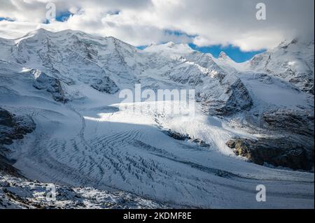 Spektakuläre Sicht auf den Morteratsch-Gletscher in der Schweiz von der Diavolezza-Hütte auf 2972 Metern Höhe. Stockfoto