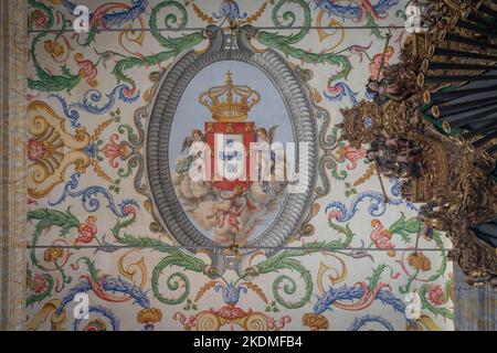 Wappen in der Ceilig der St. Michaels Kapelle (Capela de Sao Miguel) am Hof der Universität Coimbra - Coimbra, Portugal Stockfoto