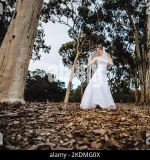 Entlaufende Braut in Eucalyptus Grove Stockfoto