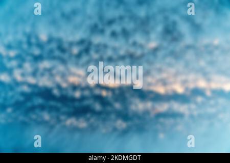 Abstrakt defokussierten Hintergrund Weiße Wolke mit blauem Himmel Tageslicht Hintergrund. Natürliche Himmelsgestaltung. Element des Designs. Blau, weißes Pastell Stockfoto