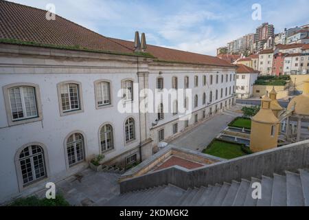 Santa Cruz Kloster Seitenansicht - Coimbra, Portugal Stockfoto