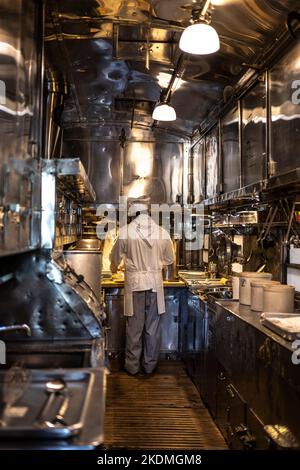 Küchenchef Relica in der Küche eines Speisewagens Stockfoto