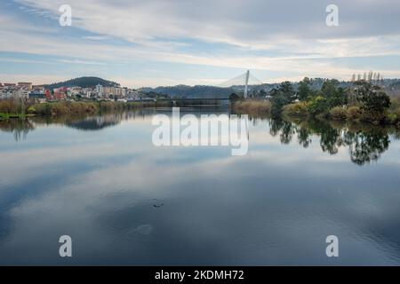 Rainha Santa Isabel Brücke und Mondego Fluss - Coimbra, Portugal Stockfoto