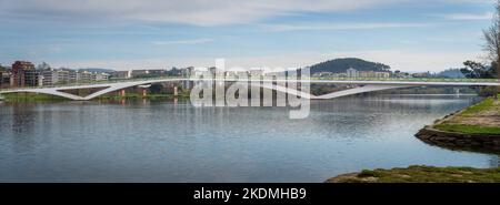 Panoramablick auf die Brücke Pedro e Ines und den Fluss Mondego - Coimbra, Portugal Stockfoto