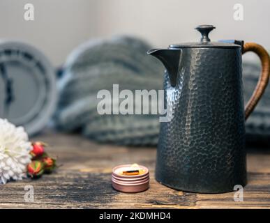 Schöne strukturierte Teekane auf einem verschwommenen Hintergrund Nahaufnahme. Stockfoto