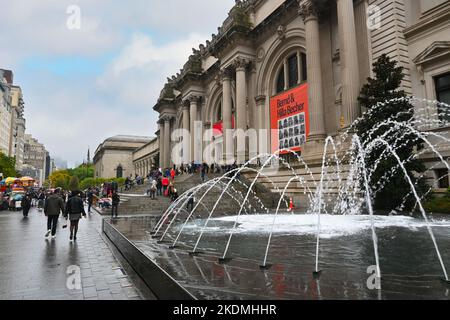 NEW YORK - 23 Okt 2022: Fontänen im Metropolitan Museum of Art of New York City, in der Regel als Met bezeichnet. Stockfoto