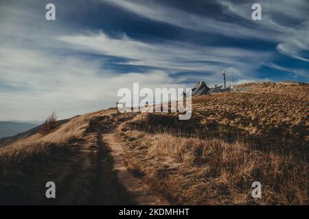 Berghütte Chatka Puchatka im Berg Bieszczady, Polen. Frisches Aussehen, Gebäude nach Renovierung im Jahr 2021. Stockfoto