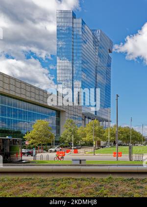 Das Hilton Cleveland Downtown mit 600 Zimmern ist mit dem Huntington Convention Center und dem Global Center for Health Innovation (Medical Mart) verbunden. Stockfoto