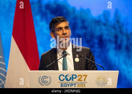 Sharm El Sheikh, Ägypten. 07.. November 2022. Der britische Premierminister Rishi Sunak hält seine Rede während des hochrangigen Gipfels der UN-Klimakonferenz 2022 COP27 im International Convention Center. Kredit: Gehad Haddy/dpa/Alamy Live Nachrichten Stockfoto