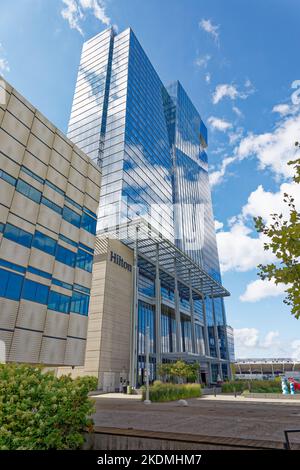 Das Hilton Cleveland Downtown mit 600 Zimmern ist mit dem Huntington Convention Center und dem Global Center for Health Innovation (Medical Mart) verbunden. Stockfoto