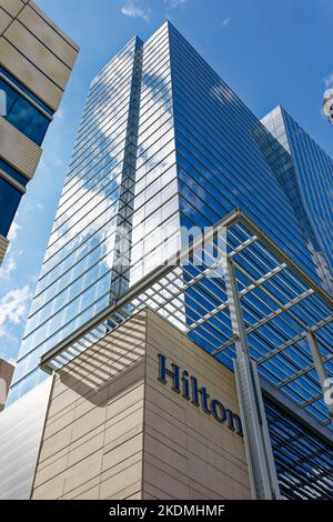 Das Hilton Cleveland Downtown mit 600 Zimmern ist mit dem Huntington Convention Center und dem Global Center for Health Innovation (Medical Mart) verbunden. Stockfoto