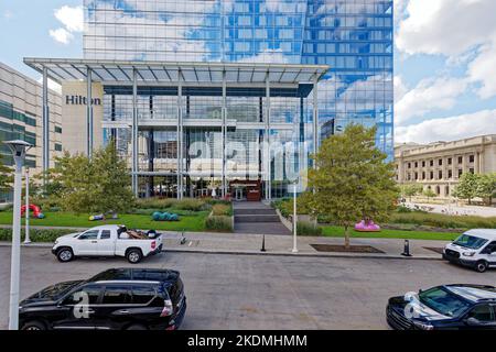 Das Hilton Cleveland Downtown mit 600 Zimmern ist mit dem Huntington Convention Center und dem Global Center for Health Innovation (Medical Mart) verbunden. Stockfoto