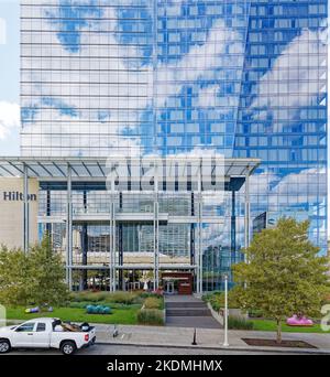 Das Hilton Cleveland Downtown mit 600 Zimmern ist mit dem Huntington Convention Center und dem Global Center for Health Innovation (Medical Mart) verbunden. Stockfoto