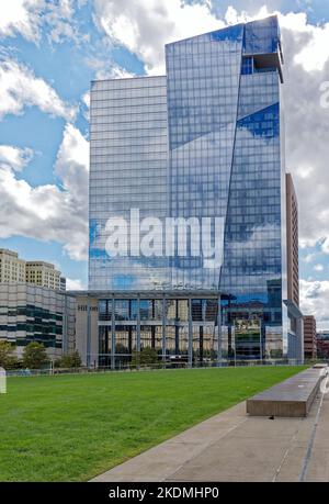 Das Hilton Cleveland Downtown mit 600 Zimmern ist mit dem Huntington Convention Center und dem Global Center for Health Innovation (Medical Mart) verbunden. Stockfoto