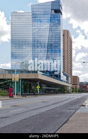 Das Hilton Cleveland Downtown mit 600 Zimmern ist mit dem Huntington Convention Center und dem Global Center for Health Innovation (Medical Mart) verbunden. Stockfoto