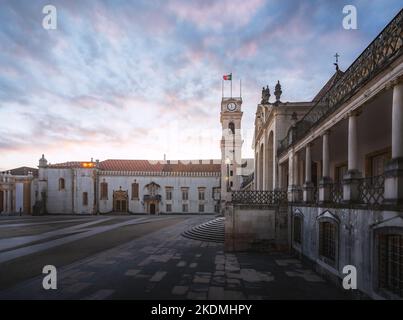 Uhrturm und Innenhof der Universität von Coimbra (Paco das Escolas) bei Sonnenuntergang, ehemaliger Königspalast - Coimbra, Portugal Stockfoto