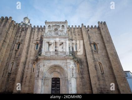 Porta Especiosa Tür der alten Kathedrale von Coimbra (SE Velha) - Coimbra, Portugal Stockfoto