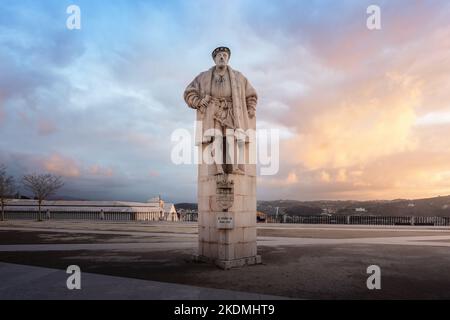 Statue von König Joao III. Im Hof der Universität von Coimbra - Coimbra, Portugal Stockfoto