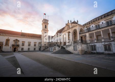 Innenhof der Universität von Coimbra (Paco das Escolas) bei Sonnenuntergang, ehemaliger Königspalast - Coimbra, Portugal Stockfoto