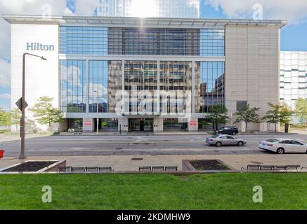 Das Hilton Cleveland Downtown mit 600 Zimmern ist mit dem Huntington Convention Center und dem Global Center for Health Innovation (Medical Mart) verbunden. Stockfoto