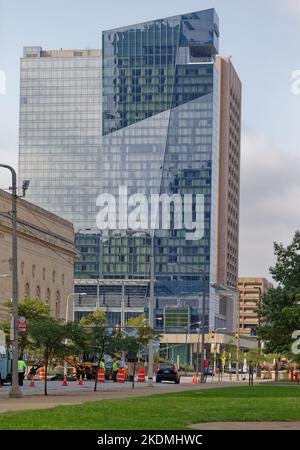 Das Hilton Cleveland Downtown mit 600 Zimmern ist mit dem Huntington Convention Center und dem Global Center for Health Innovation (Medical Mart) verbunden. Stockfoto