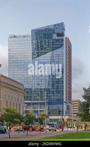 Das Hilton Cleveland Downtown mit 600 Zimmern ist mit dem Huntington Convention Center und dem Global Center for Health Innovation (Medical Mart) verbunden. Stockfoto