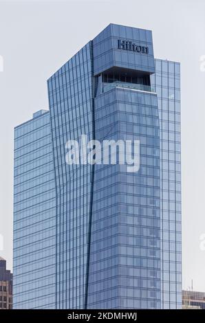 Das Hilton Cleveland Downtown mit 600 Zimmern ist mit dem Huntington Convention Center und dem Global Center for Health Innovation (Medical Mart) verbunden. Stockfoto