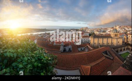 Panorama-Luftaufnahme von Coimbra mit der alten Kathedrale von Coimbra (SE Velha) - Coimbra, Portugal Stockfoto