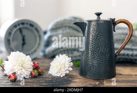 Schöne strukturierte Teekane auf einem verschwommenen Hintergrund Nahaufnahme. Stockfoto