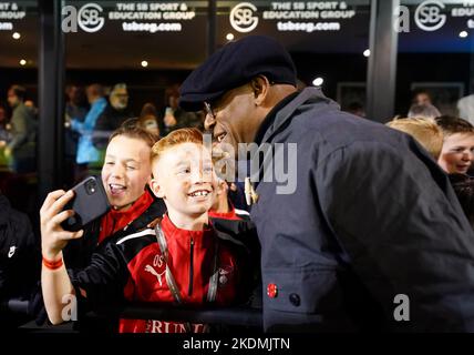 ITV-Sportpundit Ian Wright mit den Fans während des ersten Runden-Spiels des Emirates FA Cup im SB Stadium, Sandhurst. Bilddatum: Montag, 7. November 2022. Stockfoto