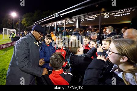 ITV-Sportpundit Ian Wright mit den Fans während des ersten Runden-Spiels des Emirates FA Cup im SB Stadium, Sandhurst. Bilddatum: Montag, 7. November 2022. Stockfoto