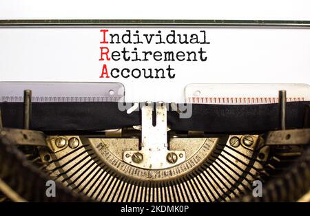 IRA-Symbol für individuelles Rentenkonto. Konzept Wörter IRA individuellen Ruhestand Konto auf Retro-Schreibmaschine eingegeben. Weißer Hintergrund. Business IRA in Stockfoto