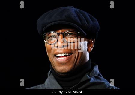 ITV-Sportpundit Ian Wright beim ersten Runde des Emirates FA Cup im SB Stadium, Sandhurst. Bilddatum: Montag, 7. November 2022. Stockfoto