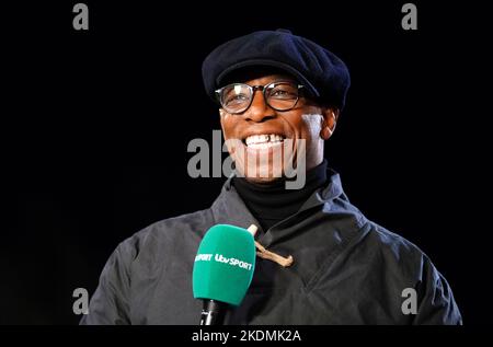 ITV-Sportpundit Ian Wright beim ersten Runde des Emirates FA Cup im SB Stadium, Sandhurst. Bilddatum: Montag, 7. November 2022. Stockfoto