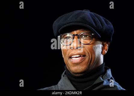 ITV-Sportpundit Ian Wright beim ersten Runde des Emirates FA Cup im SB Stadium, Sandhurst. Bilddatum: Montag, 7. November 2022. Stockfoto