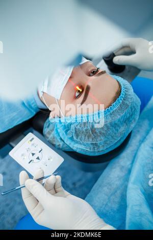 Die Operation am Auge. Kataraktchirurgie Stockfoto
