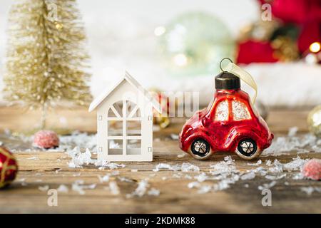 Weihnachts-Spielzeugauto und Details der Weihnachtsdekor auf einem unscharfen Hintergrund. Stockfoto