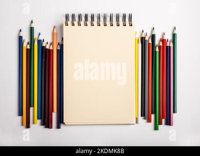 Leeres leeres Papier, Notizblock mit Buntstiften. Notebook-Modell für Text und Zeichnung. Hochwertige Fotos Stockfoto