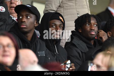 Sidemen und YouTube-Star Tobi Brown (Mitte), besser bekannt als TBJZL, sieht sich das erste Match des Emirates FA Cup zwischen Crawley Town und Accrington Stanley im Broadfield Stadium , Crawley , Großbritannien an - 5.. November 2022 nur für redaktionelle Verwendung. Keine Verkaufsförderung. Für Football-Bilder gelten Einschränkungen für FA und Premier League. Keine Nutzung des Internets/Handys ohne FAPL-Lizenz - für Details wenden Sie sich an Football Dataco Stockfoto