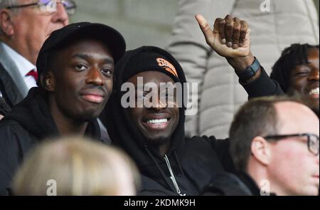 Sidemen und YouTube-Star Tobi Brown (rechts), besser bekannt als TBJZL, sehen sich das Spiel der ersten Runde des Emirates FA Cup zwischen Crawley Town und Accrington Stanley im Broadfield Stadium, Crawley, Großbritannien, an - 5.. November 2022 nur zur redaktionellen Verwendung. Keine Verkaufsförderung. Für Football-Bilder gelten Einschränkungen für FA und Premier League. Keine Nutzung des Internets/Handys ohne FAPL-Lizenz - für Details wenden Sie sich an Football Dataco Stockfoto