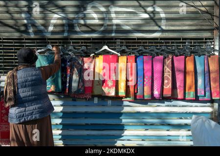 Ein Anbieter stellt eine Auswahl an Kopftüchern für muslimische Frauen in Diversity Plaza, Jackson Heights, Queens, New York City, aus. Stockfoto