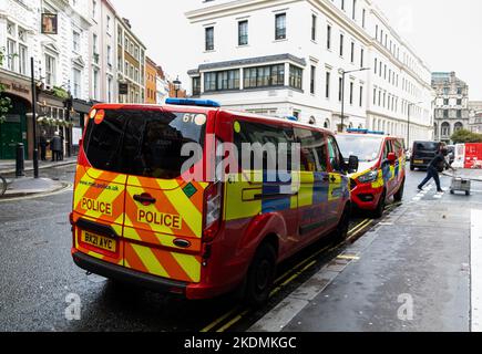 Die Diplomatische Schutzeinheit Red Van parkte in der Duncannon Street in London Stockfoto