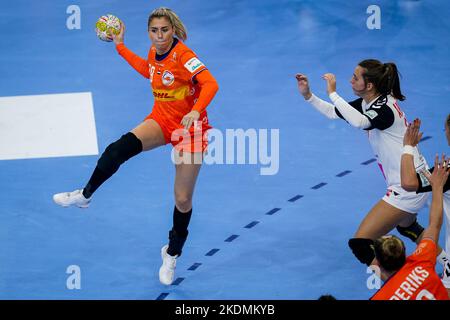 SKOPJE, MAZEDONIEN - 7. NOVEMBER: Estavana Polman aus den Niederlanden während der Vorrunde - EHF EURO 2022 Spiel zwischen Nord-Mazedonien und den Niederlanden in der Arena Boris Trajkovski am 7. November 2022 in Skopje, Mazedonien (Foto: Henk Seppen/Orange Picters) Stockfoto