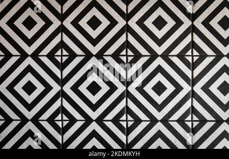 Schwarze und weiße Platte in einem geometrischen Muster auf dem Boden, minimalistisches Design. Stockfoto