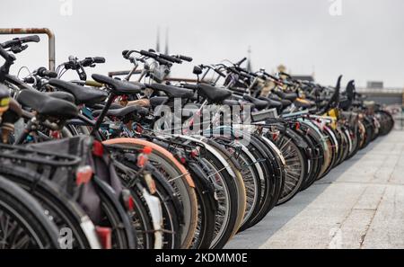 Ein Bild einer Reihe von Fahrrädern auf dem massiven Fahrradparkplatz in der Nähe des Amsterdamer Hauptbahnhofs. Stockfoto